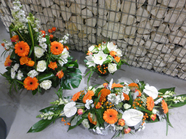 Composition gerbe de fleurs pour enterrement à Craponne