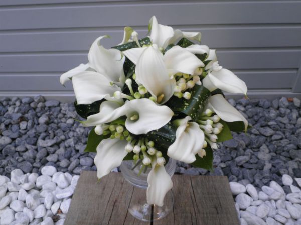 bouquet de mariée rond a base de pivoines à craponne